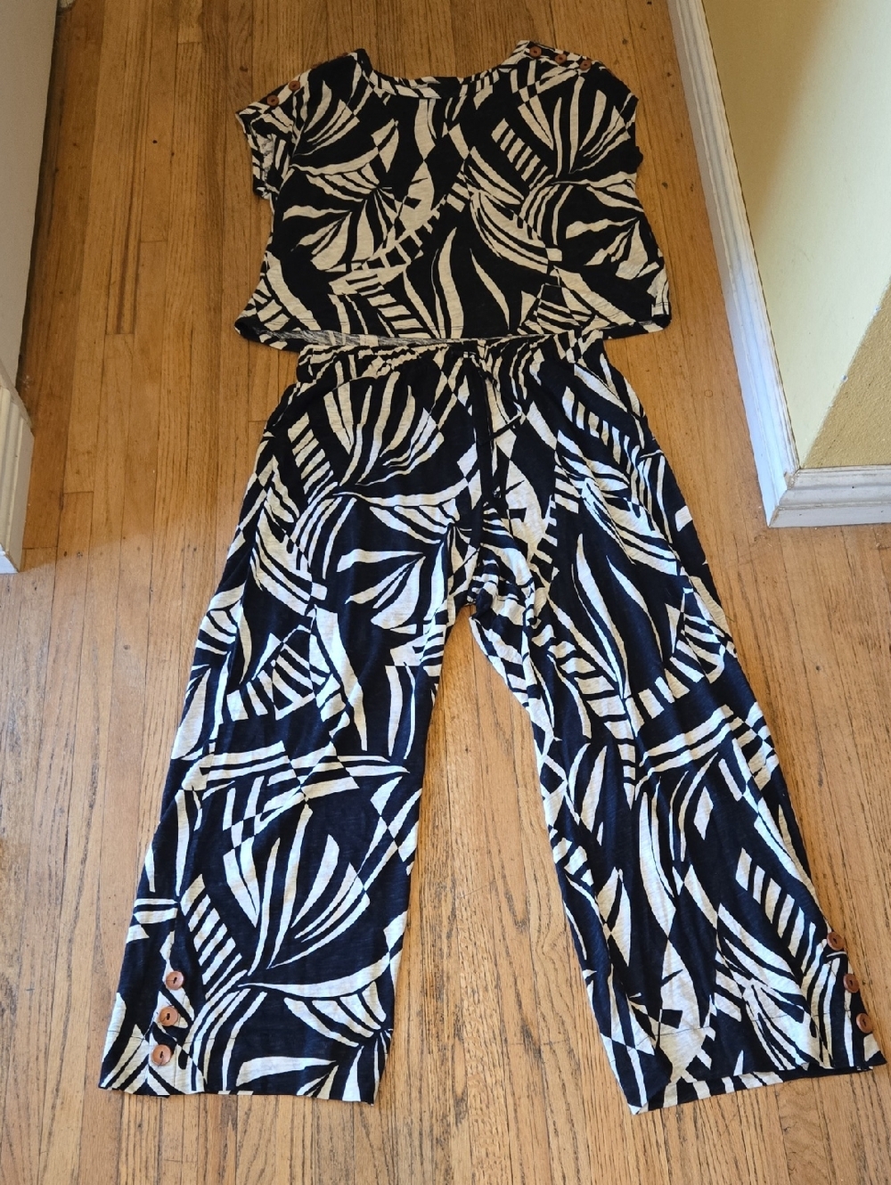 Tahari Black & White Wide-Leg 2 Piece Set. Linen and Lyocel.